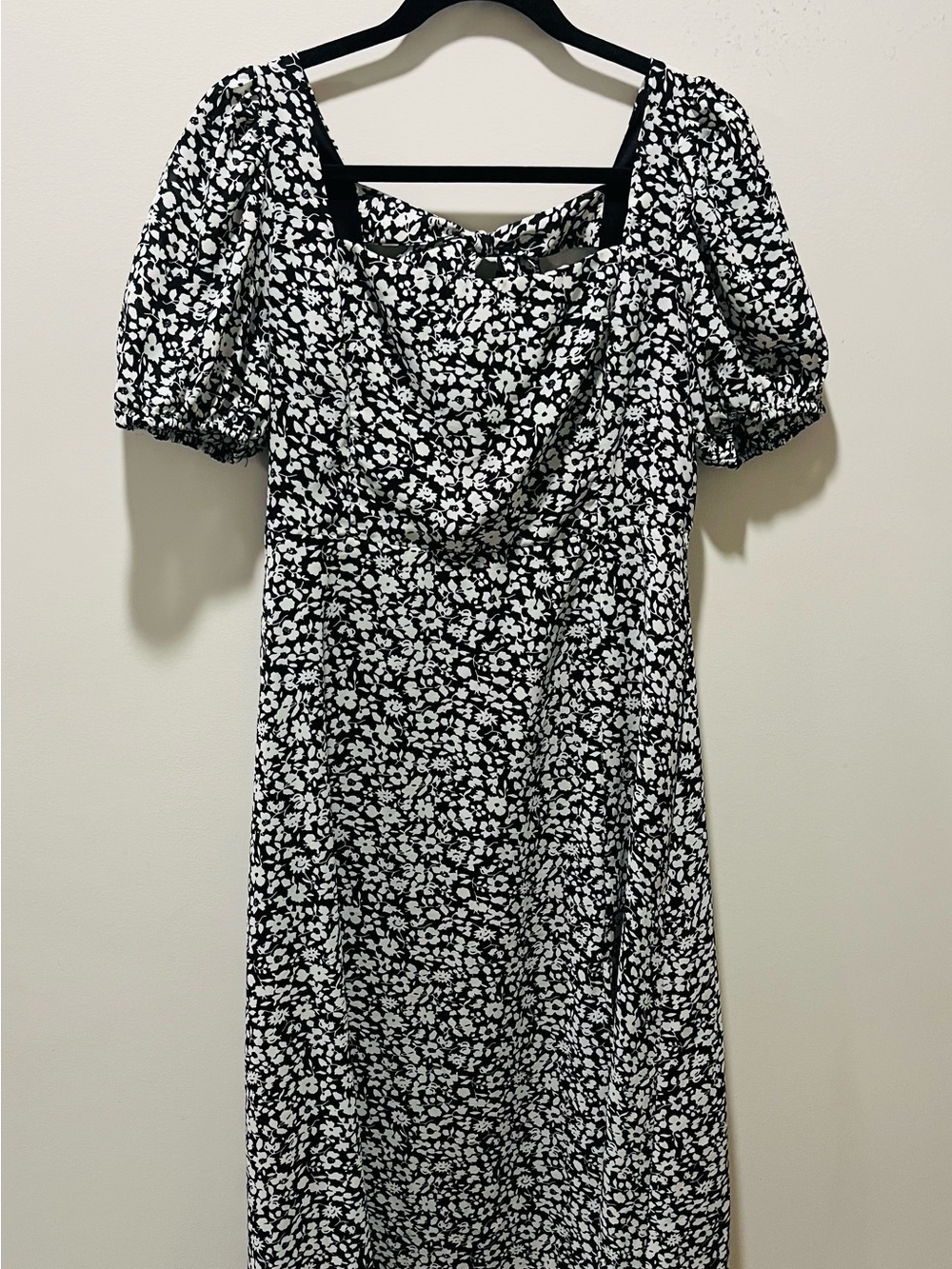 Altar'd State Black/White Floral Puff Sleeve Square Neck Smocked Midi Dress L
